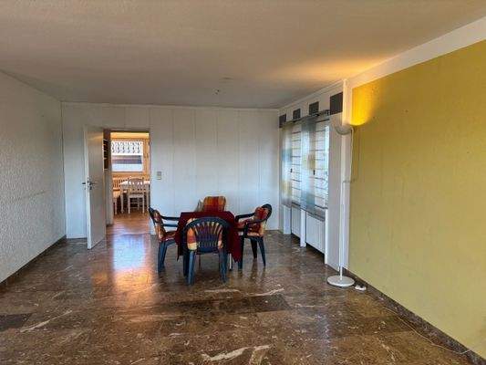 Essbereich mit Zugang zur Küche