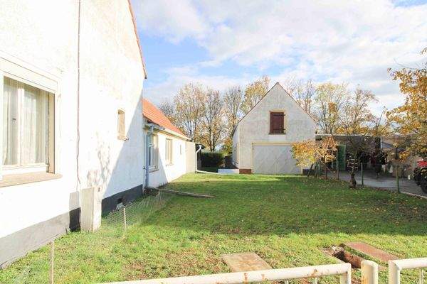 Zufahrt zum Nebengelass, Werkstatt