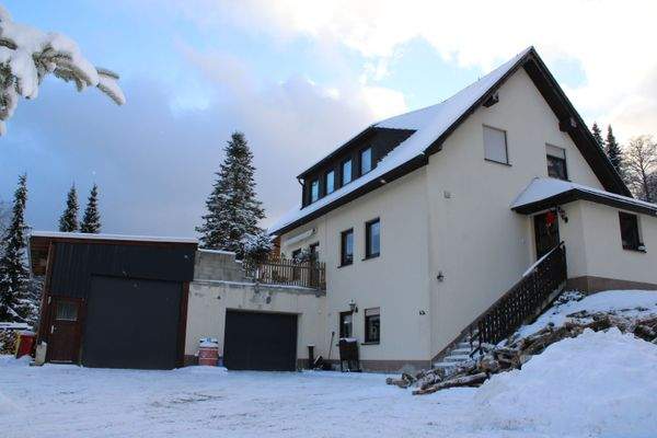 Einfamilienhaus mit Garage und großes Carport