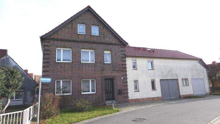 Straßenansicht Wohnhaus mit Anbau