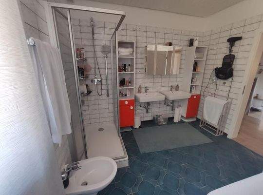 Bad mit Badewanne und Dusche Bild 2