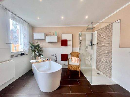 2025-3361-Bad mit freistehender Badewanne im 1.Obe