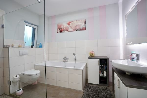 Badezimmer mit Wanne und Dusche