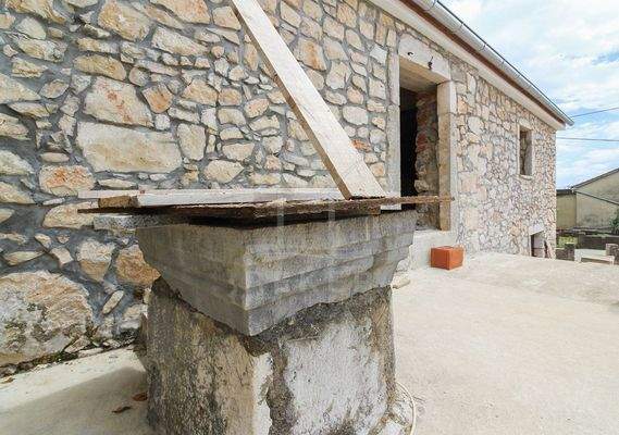 Massive Grundmauern und das Dach sind errichtet