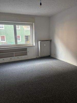 Helles Wohnzimmer mit Fenster