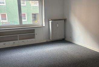 Helles Wohnzimmer mit Fenster