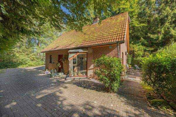 inklusive eines großen gepflasterten Hofes