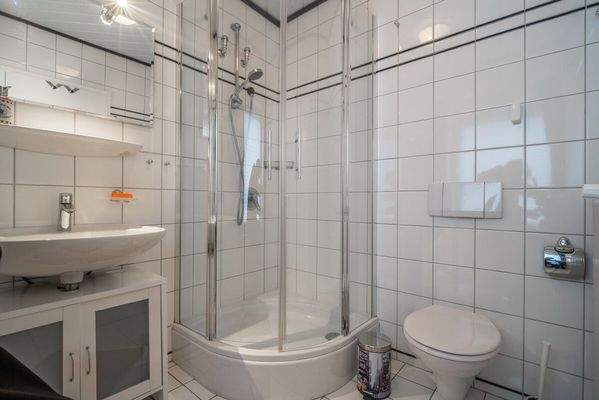 und natürlich darf ein Badezimmer auf dieser Etage nicht fehlen