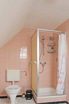 Bad mit Duschkabine und WC