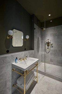 Badezimmer mit Marmorfliesen