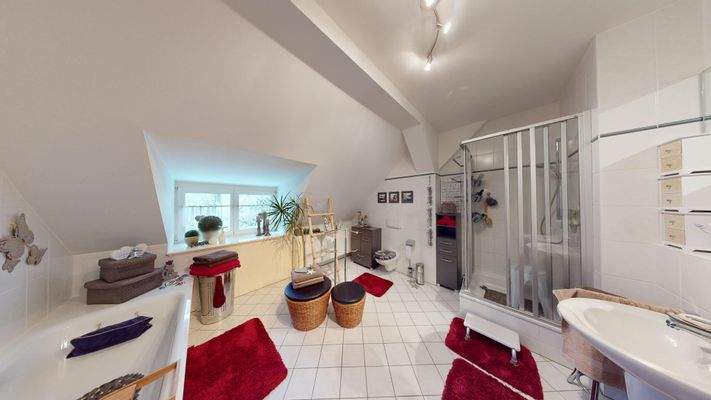 Tageslichtbad mit Dusche und Wanne