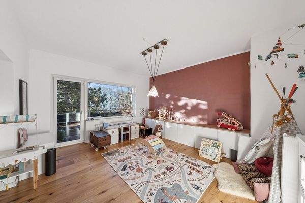 Spielbereich mit Zugang zum Balkon