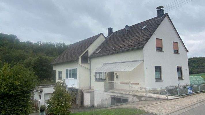 Straßenansicht mit Zufahrt zu den Garagen