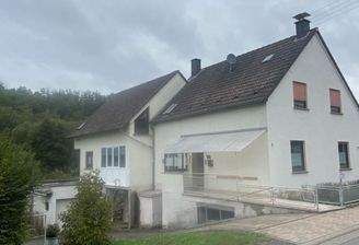 Straßenansicht mit Zufahrt zu den Garagen