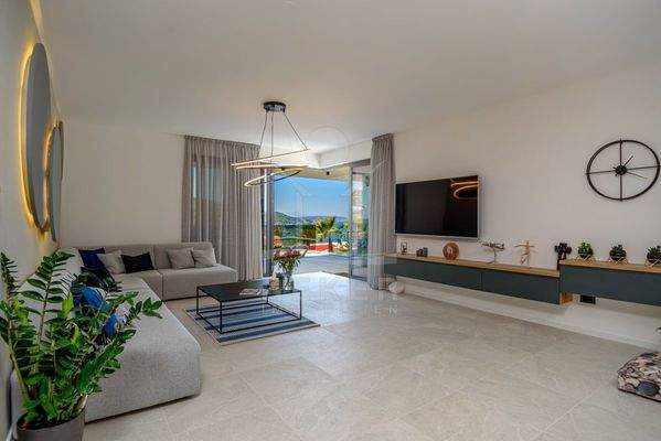 Elegante Villa mit luxuriösem Mobiliar