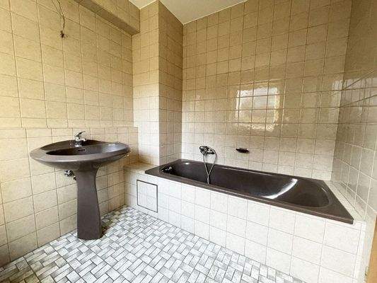 Tageslichtbad mit Wanne