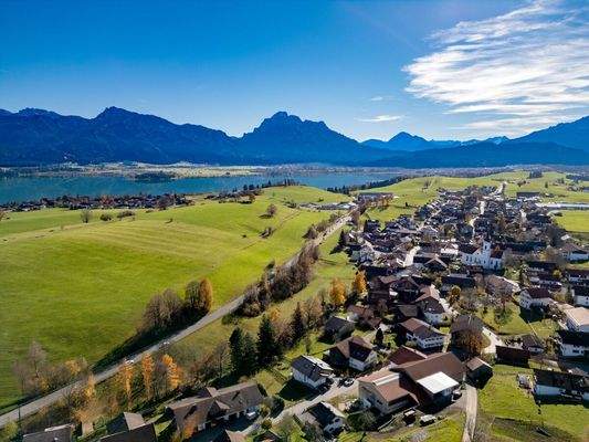 Gebäude mit Bergblick_x
