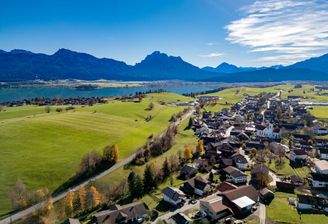 Gebäude mit Bergblick_x