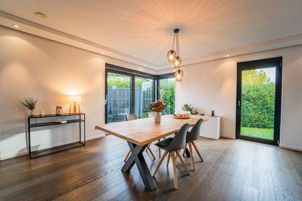 Esszimmer mit bodentiefen Fenstern und Terrassenzugang