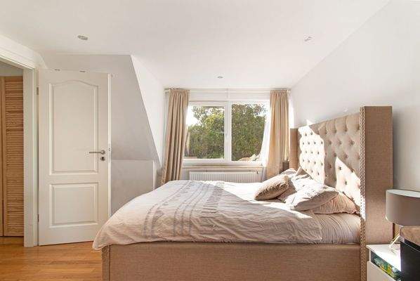 Lichtdurchflutetes Schlafzimmer im Obergeschoss