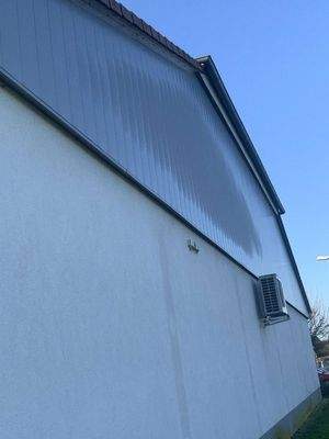 Außenwand links vom Eingang