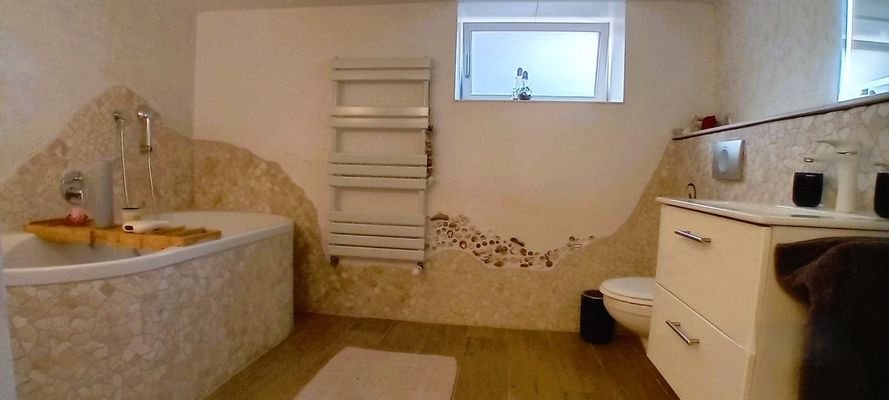 Badezimmer mit Badewanne.jpg