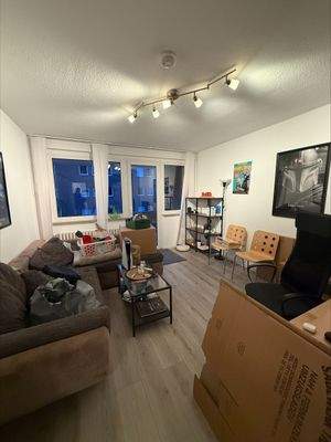 Wohnzimmer mit Umzugskartons