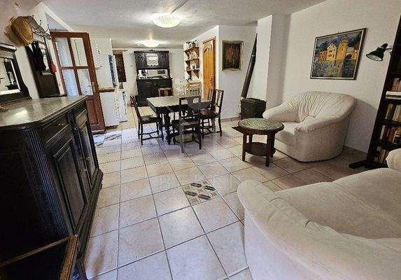 Möbliertes Haus mit vielseitigem Nutzungspotenzial