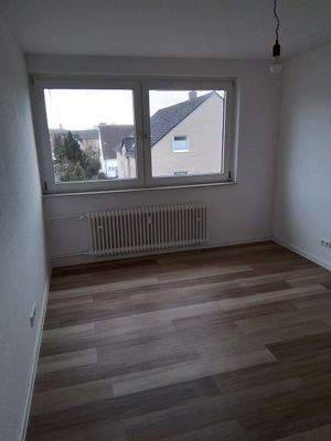 Leeres Zimmer mit Fenster