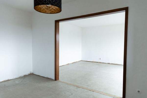 Blick vom Esszimmer ins Wohnzimmer