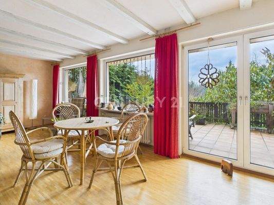 Aktueller Wohnbereich mit Zugang zum großen Balkon