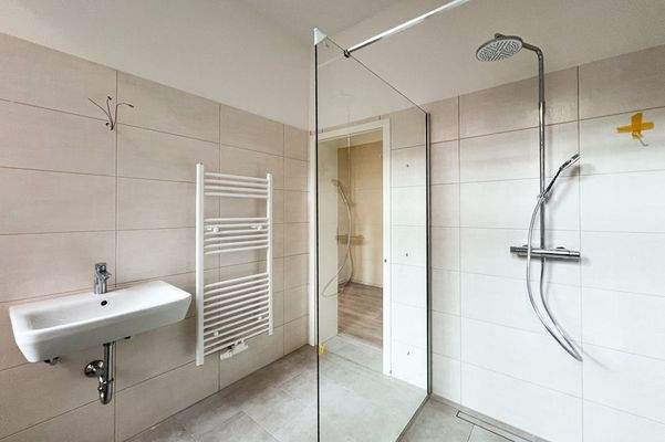 Bad mit großer Dusche