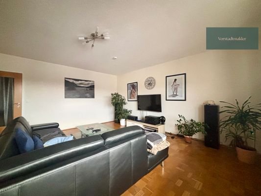 Helles, geräumiges Wohnzimmer mit Balkon