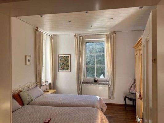 Schlafzimmer m. Blick i d. Gar