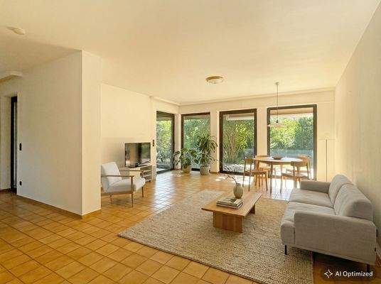 [KI-optimiertes Foto] Der sonnige Wohnbereich mit Blick und Zugang zur Terrasse und in den Garten