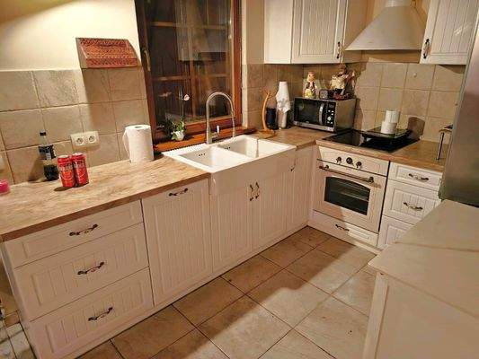 Die Küche mit Einbauküche