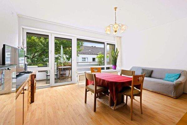 Wohnzimmer mit Zugang zum Balkon