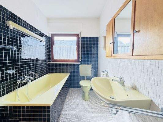 Bad mit Badewanne im OG