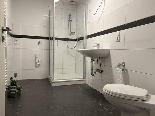 Innenliegendes Bad mit Du und Waschmaschinenanschluss