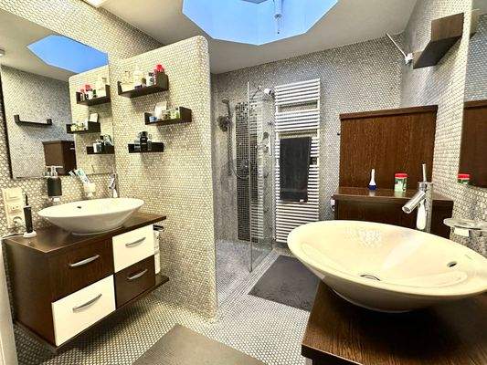 Badezimmer mit Dusche