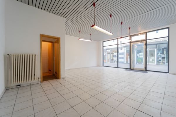 Verkaufsfläche & Zugang zum Vorraum & WC