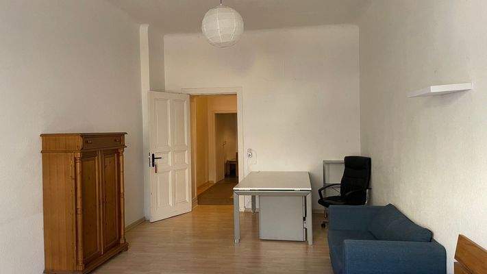 25qm Zimmer zur Strassenseite