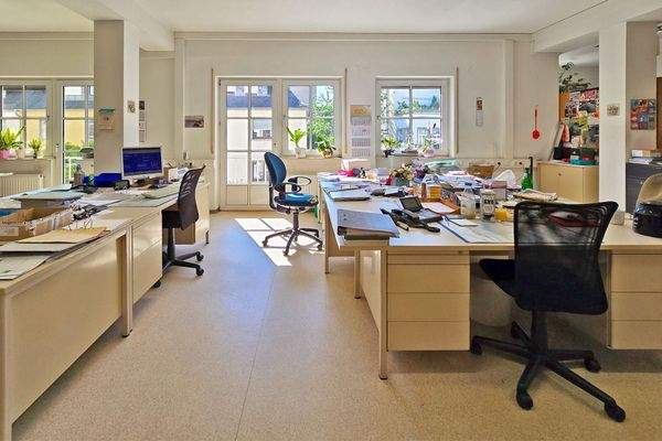 Büro mit Zugang zum Balkon