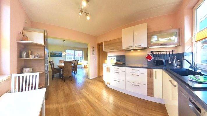 Offene Küche mit direkter Verbindung zu Ess- und Wohnbereich