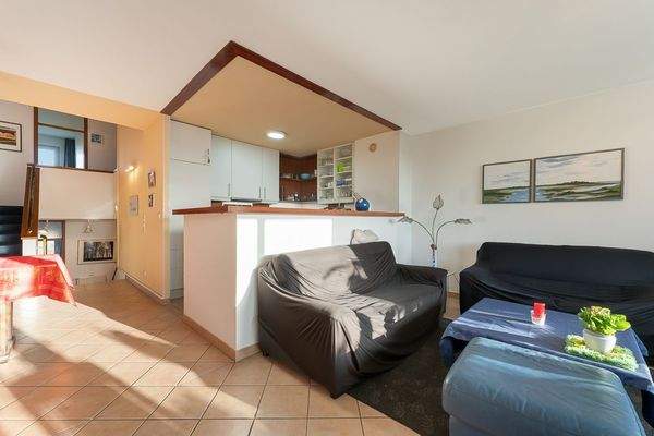 Wohnzimmer mit offener Küche