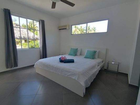 Großes, lichtdurchflutetes Schlafzimmer 