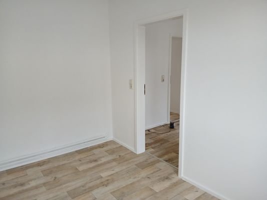 kleines Zimmer Richtung WZ.jpg