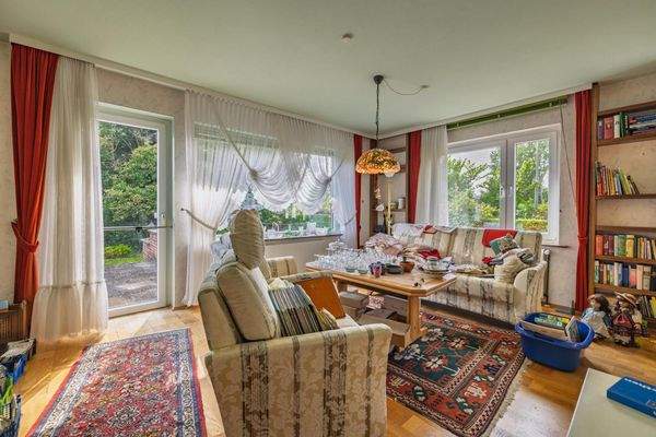 Wohnzimmer mit großer Fensterfront