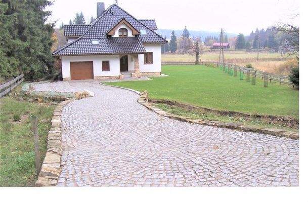 Einfahrt und Frontansicht 