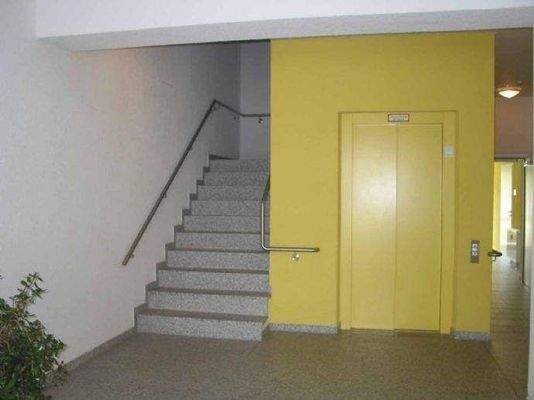 Treppenbereich mit Handläufen auf beiden Seiten